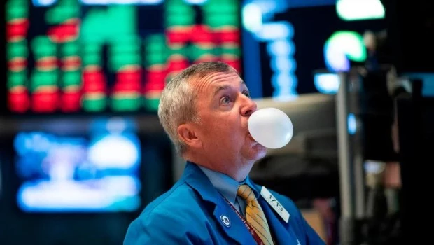 El riesgo país cerró la semana en 485 puntos y alcanzó su menor nivel en un mes