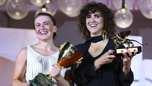 La actriz Mathilde Arcel y la directora May el-Toukhy, ambas oriundas de Dinamarca, sonríen mientras alzan los premios obtenidos.