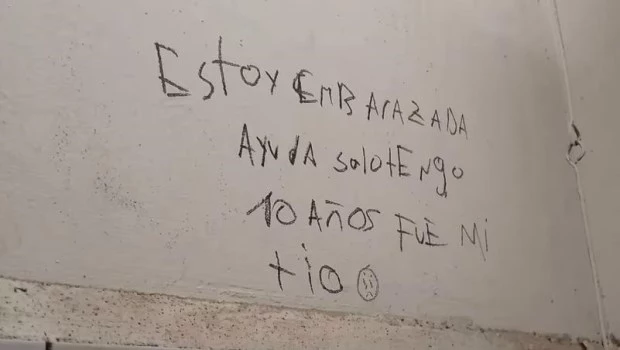 Un mensaje pintado en una escuela de Rawson denuncia el embarazo de una niña de 10 años