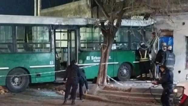 Un colectivero murió tras incrustar su vehículo en el frente de una casa en Temperley