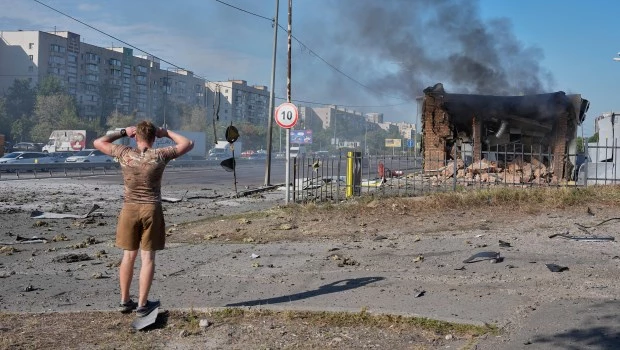 Un civil reacciona después de que una gasolinera fuera alcanzada por un dron ruso en Kiev, Ucrania (11 de septiembre de 2026).