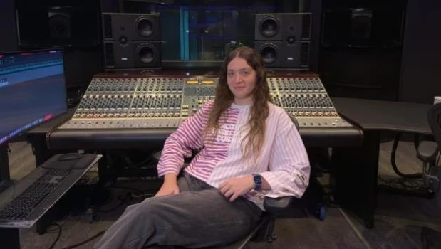 Capua, oriunda de Pilar, se inició en la comedia musical, pasó al canto y de ahí, a la ingeniería de grabación. Desde 2024 vive en Miami.