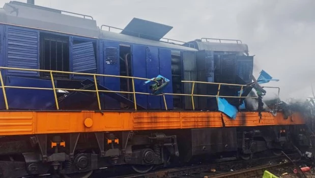 En esta imagen publicada por la oficina de prensa de la compañía ferroviaria ucraniana Ukrzaliznytsia, una locomotora dañada en un ataque de dron ruso se ve en la estación ferroviaria de Yahodyn cerca de la frontera ucraniana con Polonia.