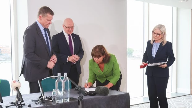 El líder de Plaid Cymru y primer ministro de Gales, Rhun ap Iorweth, el líder del Partido Nacional Escocés y primer ministro de Escocia, John Swinney, la presidenta del Sinn Féin, Mary Lou McDonald, y la vicepresidenta del Sinn Féin y primera ministra para Irlanda del Norte, Michelle O'Neill, firman un documento conjunto.