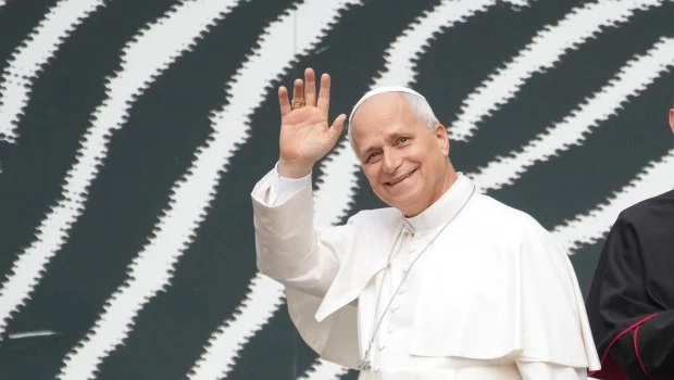 León XIV saluda al arribar a la Biblioteca Apostólica Vaticana.