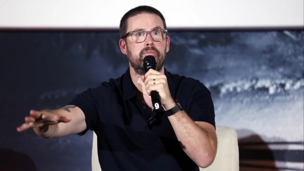 Zach Cregger dirige una ambiciosa adaptación de la famosa saga de zombis.