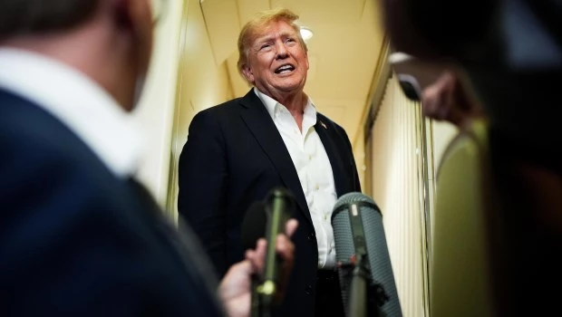 La Corte Suprema frena a Trump y rechaza restringir el voto por corre