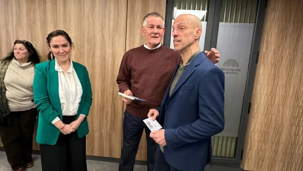 Jimena Introcaso Irázabal, impulsora del nuevo proyecto de ley, junto al diputado Carlos Castganeto y el periodista Alejandro Ansaldi.