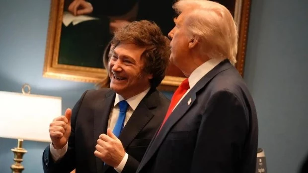 Milei mira a Trump, pero no puede copiarlo: los dilemas rumbo al 2027