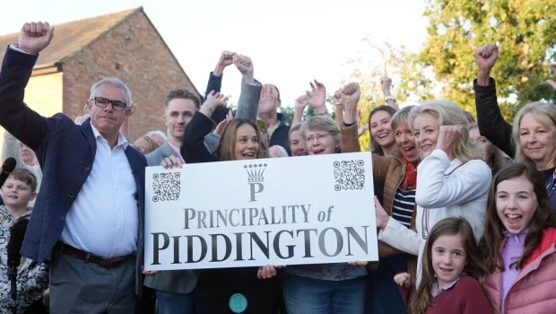 Festejan los vecinos del flamante Principado de Piddington.