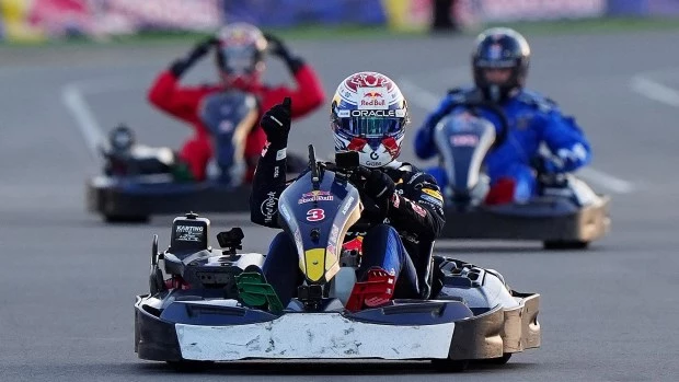 Verstappen se lució en una exhibición de karting: largó último contra 100 participantes y ganó