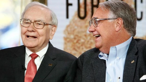 A los 96 años, Warren Buffett cede a su hijo la presidencia de Berkshire Hathaway
