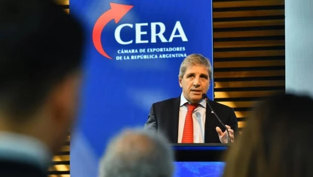El Gobierno mantuvo el superávit fiscal en agosto