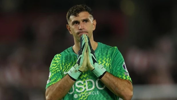 Brentford goleó al Chelsea de “Dibu” Martínez y el "Colo" Barco