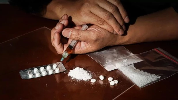 Drogas en la cultura de la prisa alienante