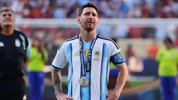Lionel Messi presentó la camiseta que vestirá en su despedida de la Selección argentina
