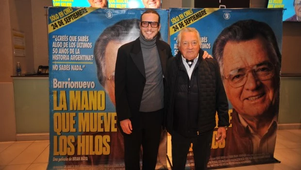 Luis Barrionuevo y el director Brian Maya durante la presentación del filme en un complejo de cines de Palermo.