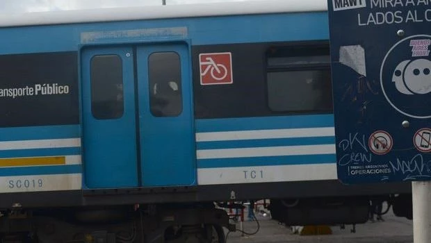 Demoras en el Tren Sarmiento por una colisión con un auto en Ramos Mejía