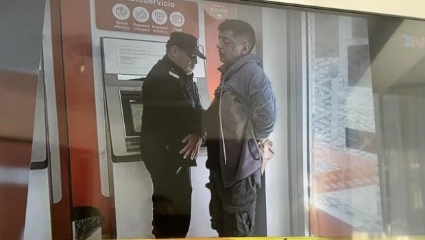 Un sospechoso, de 42 años, fue arrestado en una sucursal del Banco Galicia de Lomas del Mirador.