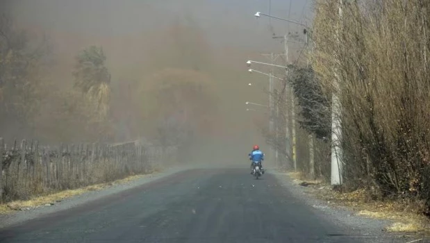 Sigue la alerta roja en Neuquén por lluvias y en Mendoza suspendieron las clases por viento Zonda