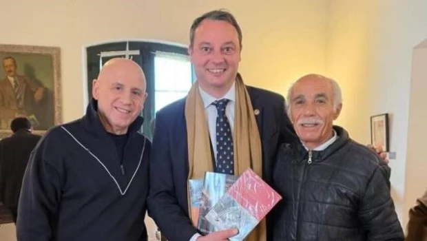 Desde la izq. el escritor Victorio Pirillo; el Ing. Francisco Ratto, intendente Municipal de San Antonio de Areco y el profesor y escritor Rubén Gasparini.