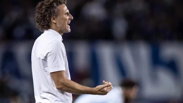 Forlán debutó con una derrota como DT de Uruguay