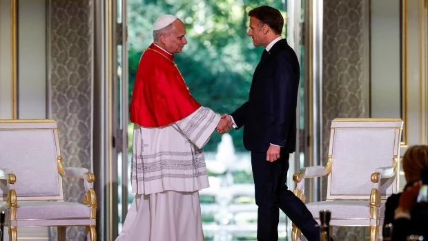 Un paraíso de máquinas podría socavar a la humanidad, advierte el Papa al llegar a Francia