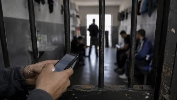 La fiscal víctima de un intento de asesinato trabaja para regular el uso de celulares en las cárceles