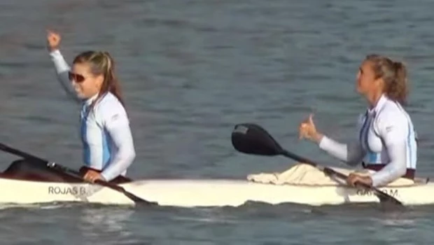 Magdalena Garro y Brenda Rojas consiguieron el oro en el K2 500 metros femenino.