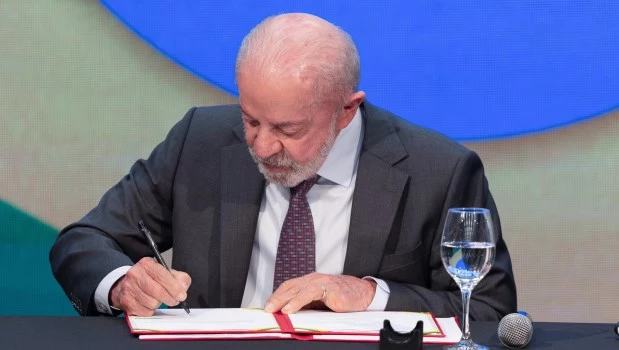 Lula firmó un decreto que prohíbe las apuestas deportivas y los casinos en línea.