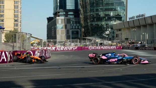 El británico Lando Norris, piloto de McLaren, y el argentino Franco Colapinto, piloto de Alpine, permanecen sentados en sus coches tras sufrir un accidente.