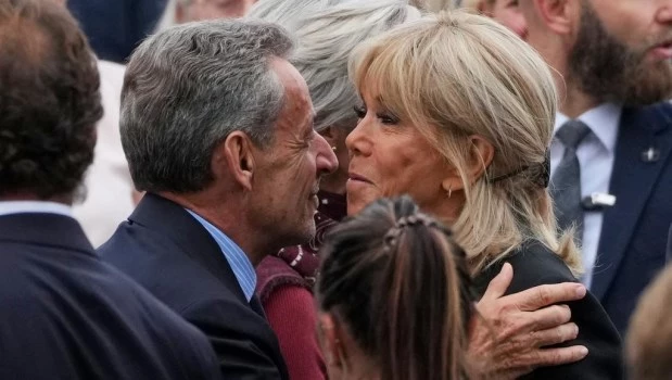 Brigitte Macron, el primer ministro y varios candidatos al Elíseo, en la misa de León XIV