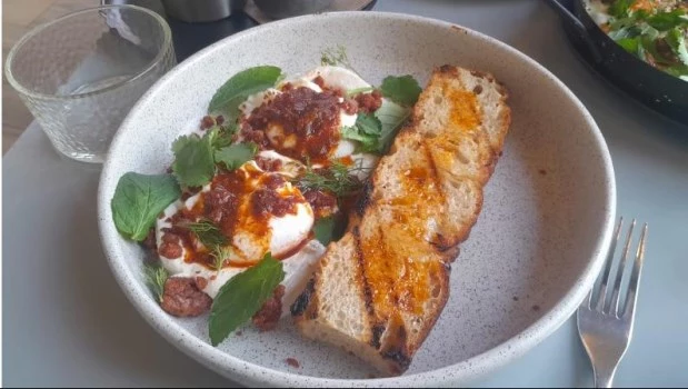 Huevos benedictinos, tostón y aussie pie