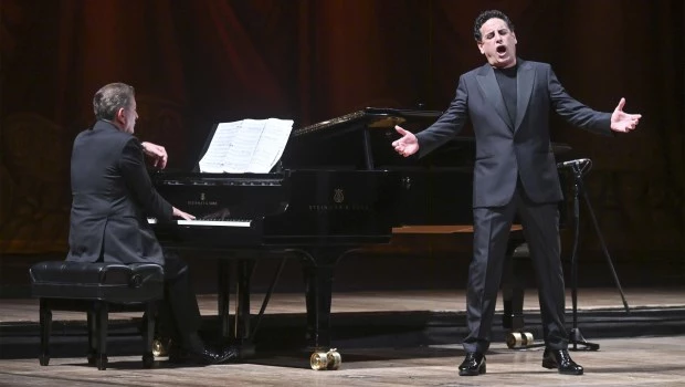GENTILEZA JUANJO BRUZZAEl tenor limeño se lució en un repertorio ecléctico, bien acompañado por el refinado tecladista.