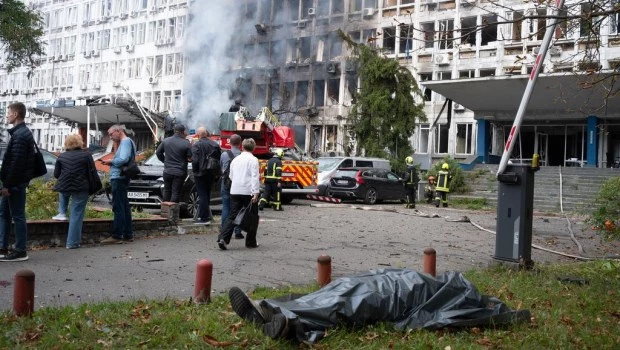 El cuerpo de una víctima yace en el suelo tras un ataque con dron ruso en Kiev, Ucrania (23 de septiembre de 2026).