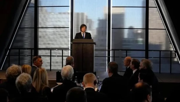 Milei desembarca en París junto a gobernadores y empresarios en busca de inversiones