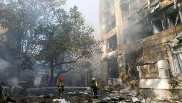 Otro ataque ruso contra el centro de Kiev alcanzó una clínica privada y la Academia de las Ciencias