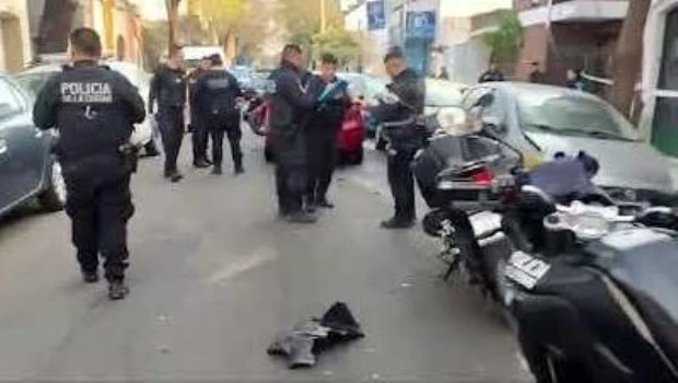Persecución: huyó de un control en un auto robado y chocó contra cinco autos estacionados en la General Paz