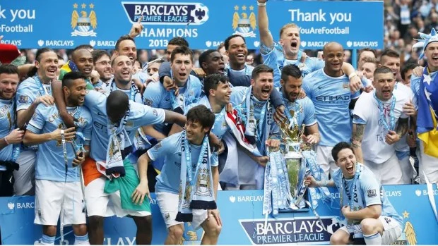El plantel de Manchester City celebra el título de la temporada 2013/2014.
