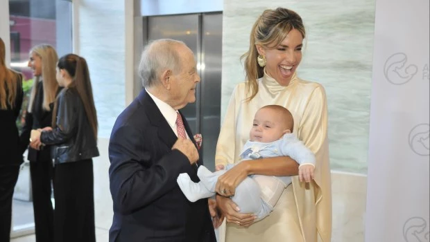 El empresario Florencio Aldrey Iglesias saludó especialmente a María Belen Ludueña y su hijito Vito.Foto: Gustavo Carabajal.