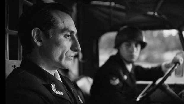Rodada en blanco y negro, se acerca al documental y a lo más lúgubre de los crímenes de Estado.