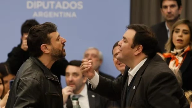 Los diputados Grabois y Huesen se insultaron y quedaron cara a cara, a punto de agarrarse a trompadas.