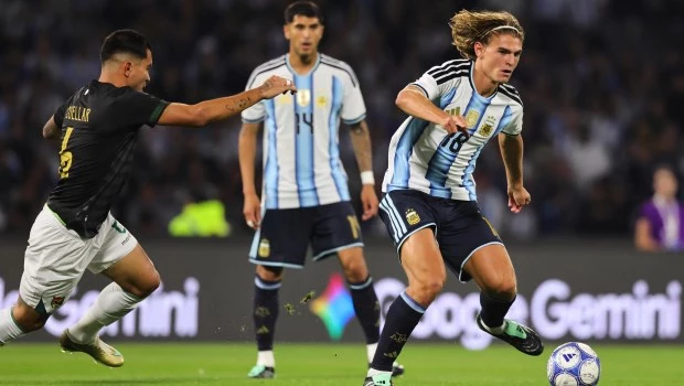 Nico Paz en acción. El talentoso volante pica en punta para ser el reemplazante natural de Leo Messi.