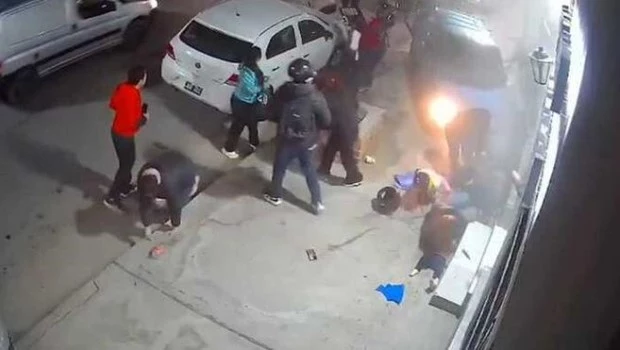 Salta: un conductor perdió el control, se subió a la vereda y embistió a 13 personas