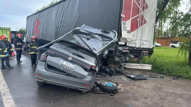 Tragedia en Brandsen: un muerto y un herido por el choque frontal entre una camioneta y un camión