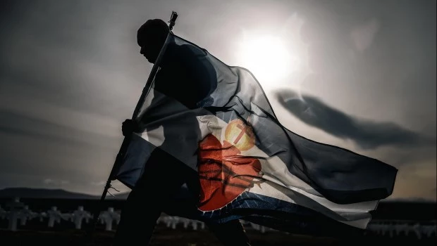 La síntesis superadora debe ser un acto de rebelión intelectual del ciudadano común: rescatar a Malvinas de la polarización para elevarla a la categoría de irrenunciable razón de estado.