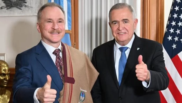 El embajador de Estados Unidos en la Argentina, Peter Lamelas, y el gobernador de Tucumán, Osvaldo Jaldo.