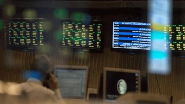 El riesgo país continúa la escalada y trepa al valor más alto del año