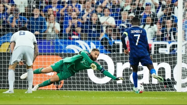 Donnarumma interviene ante e intento de Dembelé.