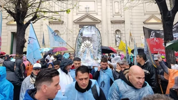 Bajo la lluvia, miles de fieles caminan hacia la Basílica de Luján